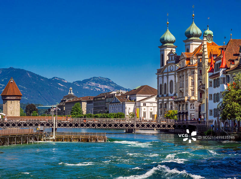 瑞士卢塞恩罗伊斯河畔的老城区和耶稣会教堂图片素材