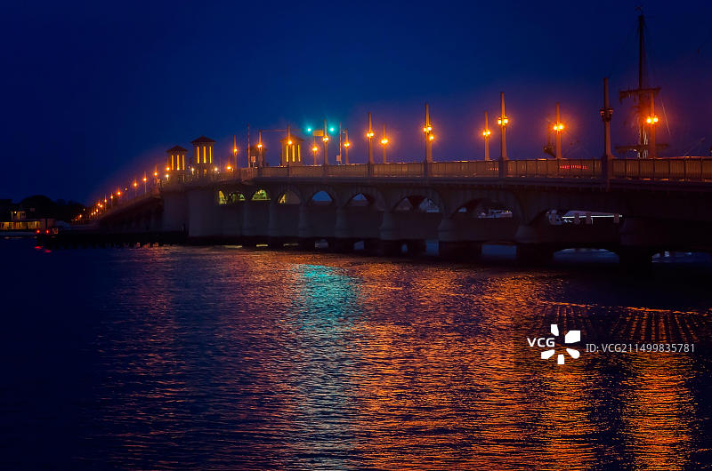 2015年4月10日晚上，佛罗里达州圣奥古斯丁的狮子桥。狮子桥是一座双叶拱桥。图片素材