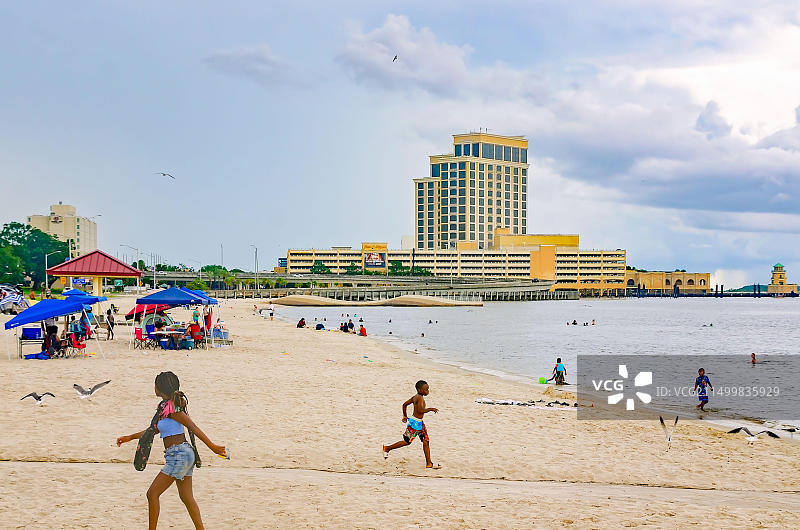 2022年7月4日，人们在密西西比州比洛克西海滩上庆祝美国独立日图片素材