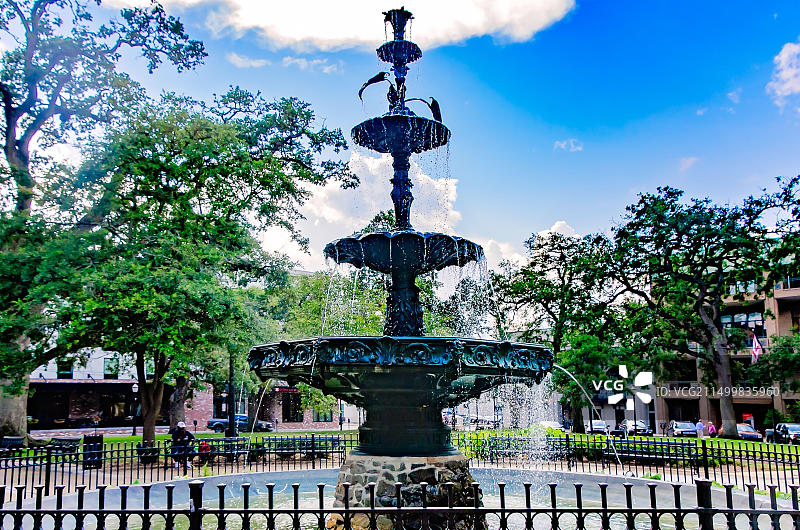 阿拉巴马州莫比尔比恩维尔广场的三层喷泉图片素材