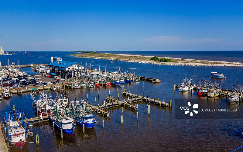 从密西西比州比洛克西硬石酒店和赌场的屋顶拍摄的比洛克西小艇港和鹿岛（2021年5月8日）图片素材