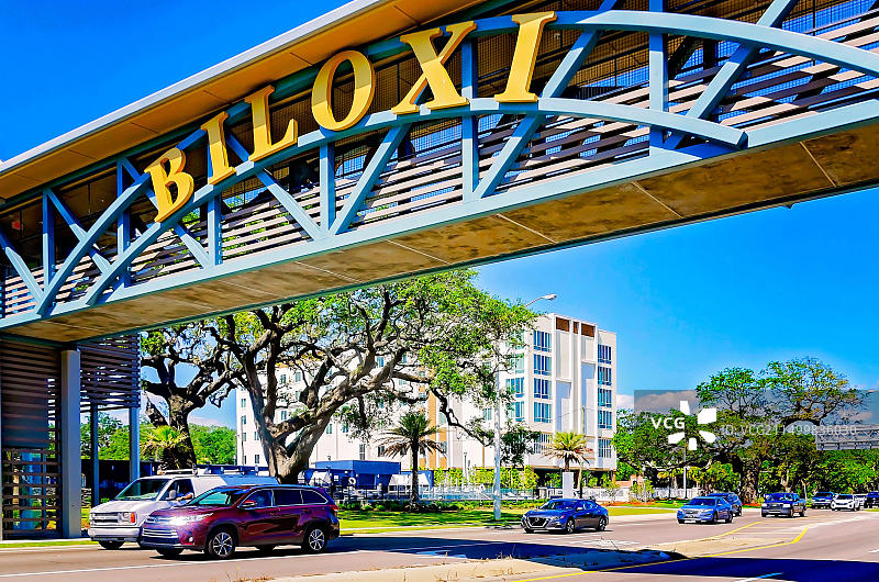 90号高速公路上的交通，位于密西西比州比洛克西人行天桥下的标志旁图片素材