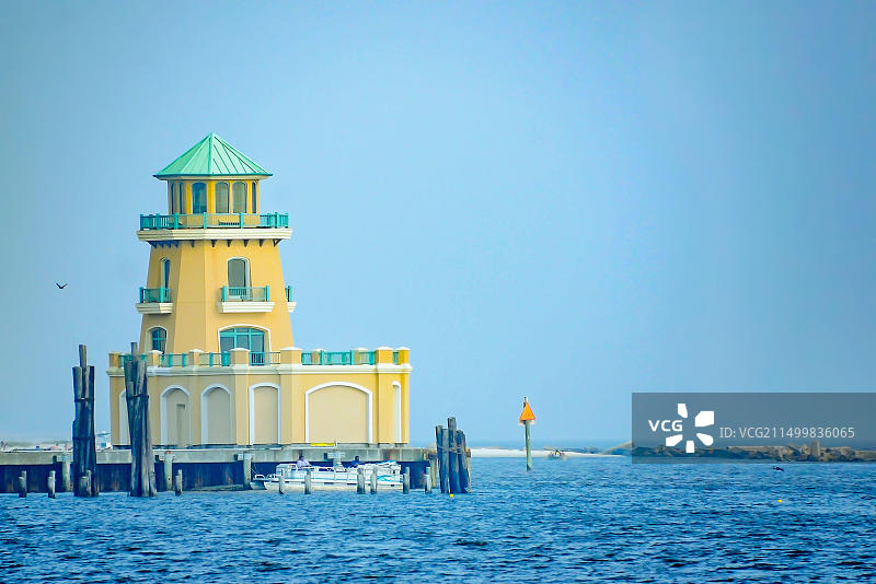 2021年3月27日，一艘浮筒船停靠在密西西比州比洛克西的博里瓦格码头旁图片素材