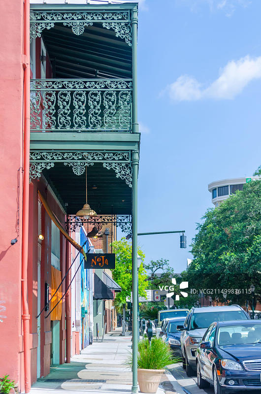 位于阿拉巴马州莫比尔市北杰克逊街的NoJa地中海餐厅的锻铁阳台，拍摄于2020年7月3日图片素材