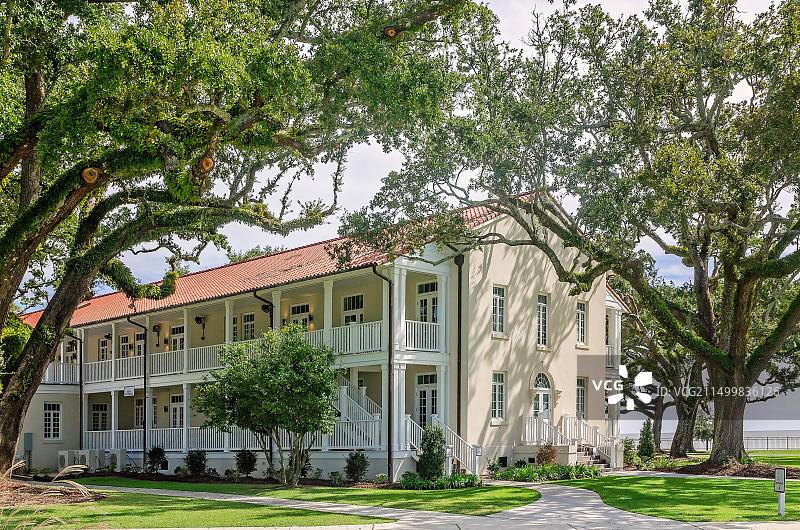 在密西西比州海湾港百年广场，西班牙殖民风格的宾馆前的栎树，拍摄于2019年10月22日图片素材