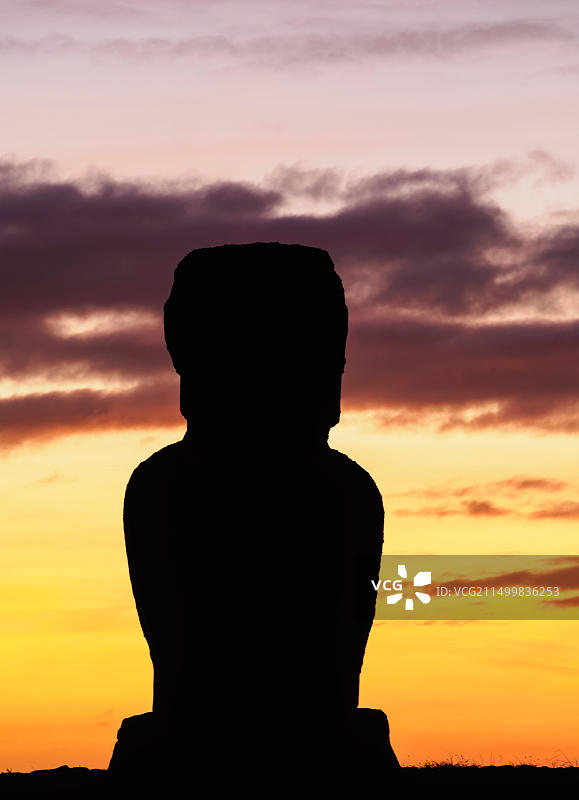 复活节岛拉帕努伊国家公园阿胡瓦伊乌里日落时的毛埃石像（智利）图片素材