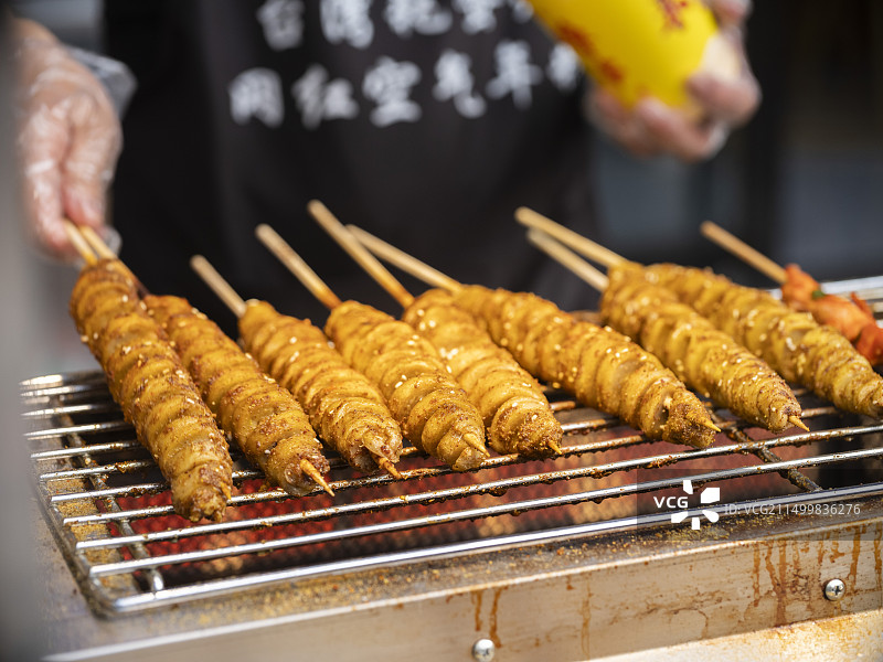 烧烤架上的一排烤面筋图片素材