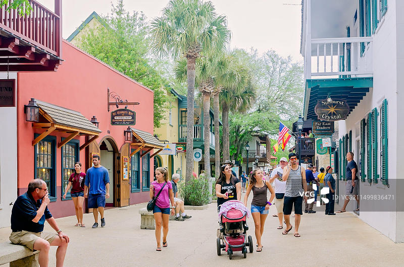 游客在佛罗里达州圣奥古斯丁的圣乔治街购物图片素材