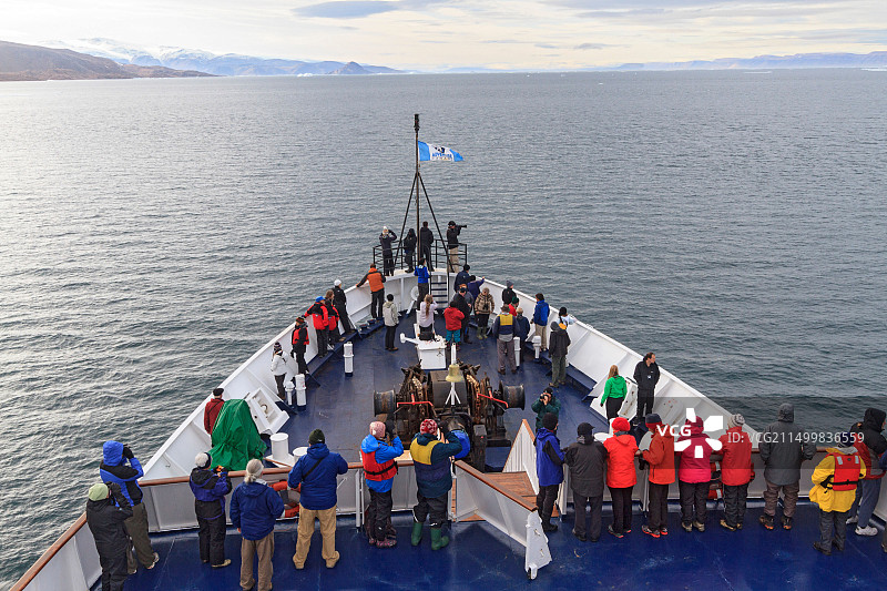 乘坐加拿大探险号邮轮的乘客在努纳武特水域寻找冰山图片素材