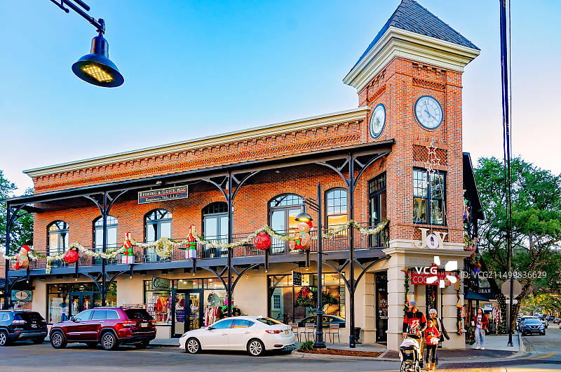 密西西比州海洋之泉的圣诞节装饰：政府街和华盛顿大道的交汇处的酒吧和酒廊图片素材