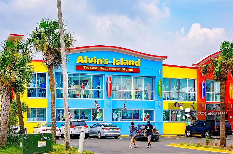 人们走过阿拉巴马州海湾海岸阿尔文岛冲浪公司和纪念品商店的停车场图片素材