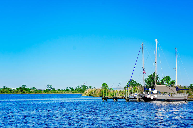 2021年4月25日,在密西西比州莫斯 point 的河滨公园船只下水处,一艘名为 Knot Rite 的帆船停靠在埃斯卡塔帕河上。图片素材