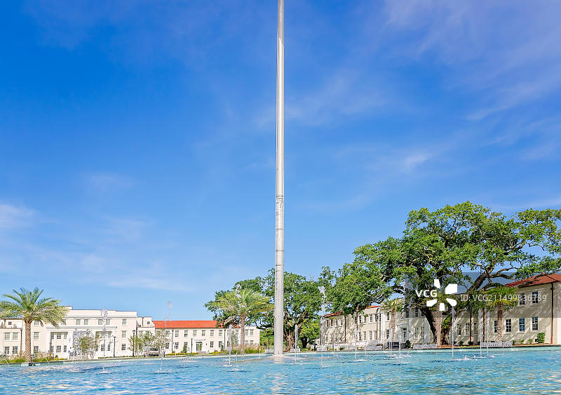 2019年10月22日，密西西比州格尔夫波特百年广场喷泉中央的旗杆图片素材