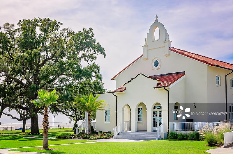 百年广场上的西班牙殖民风格教堂前的栎树和棕榈树（密西西比州格尔夫波特，2019年10月22日）图片素材