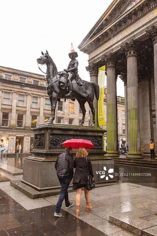 惠灵顿公爵骑马雕像，位于苏格兰格拉斯哥现代艺术博物馆图片素材