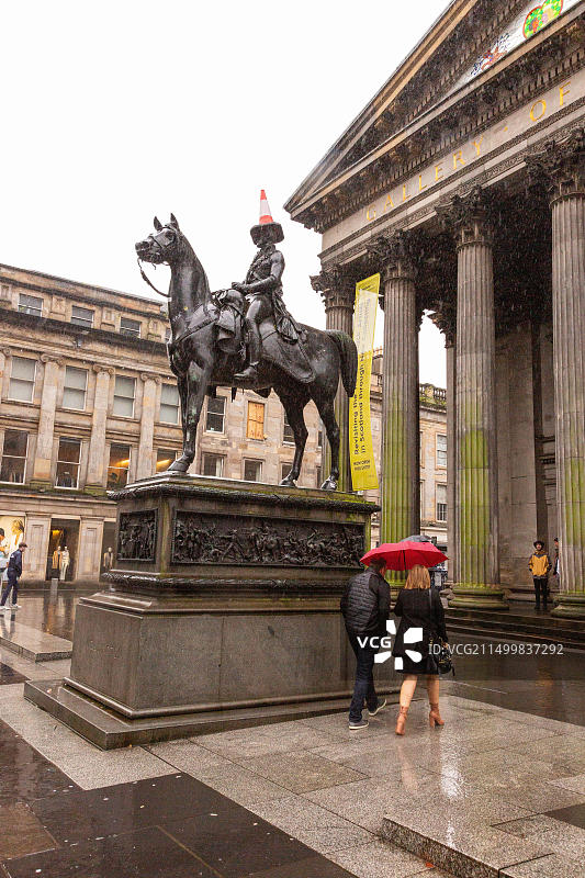 惠灵顿公爵骑马雕像，位于苏格兰格拉斯哥现代艺术博物馆图片素材
