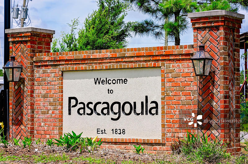 90号高速公路欢迎来到帕斯卡古拉的标志牌（密西西比州，帕斯卡古拉，2021年5月22日）图片素材
