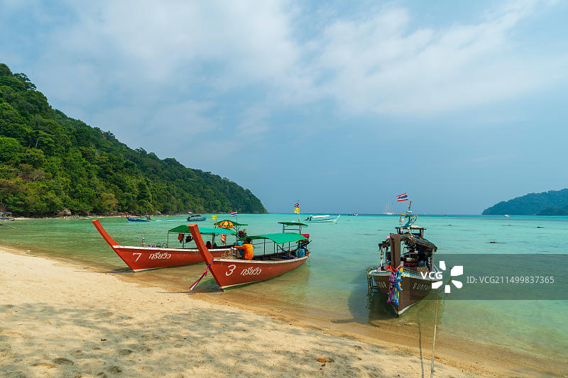 泰国沙滩上的三艘长尾船图片素材