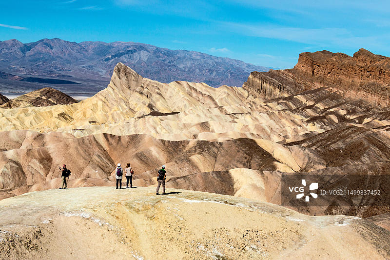 人们在死亡谷著名的扎布里斯基角欣赏周围沙漠山丘的景色图片素材