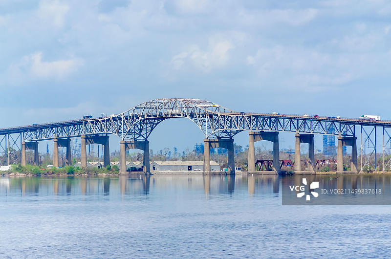 路易斯安那州查尔斯湖卡尔克苏河桥上的交通（正式名称：路易斯安那二战纪念桥）图片素材
