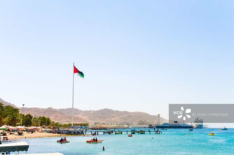 约旦亚喀巴公共海滩上的巨大旗帜图片素材