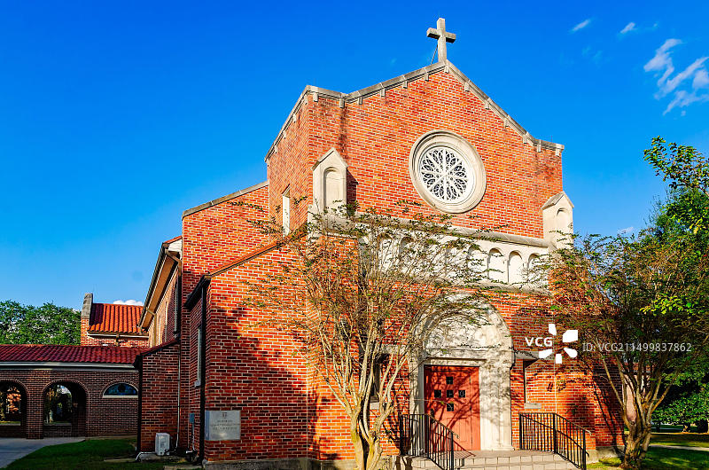 阳光照耀下的圣奥古斯丁神学院教堂图片素材