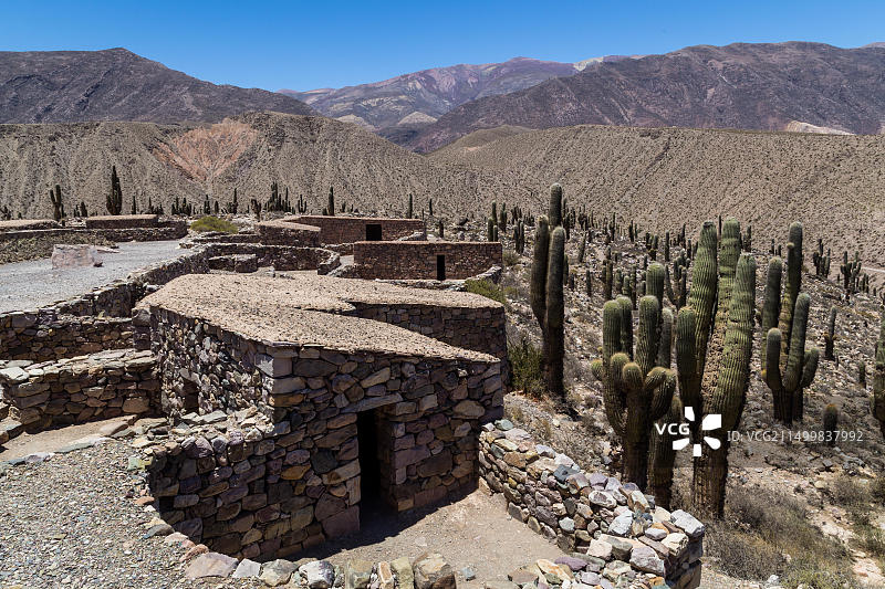阿根廷西北部普卡拉德蒂尔卡拉 pre-inca 要塞的重建石屋图片素材