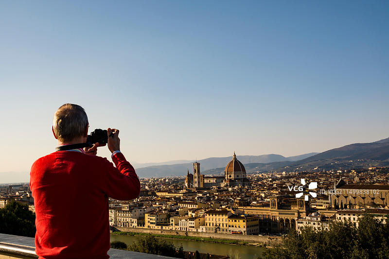 游客在意大利米开朗基罗广场拍摄佛罗伦萨天际线图片素材