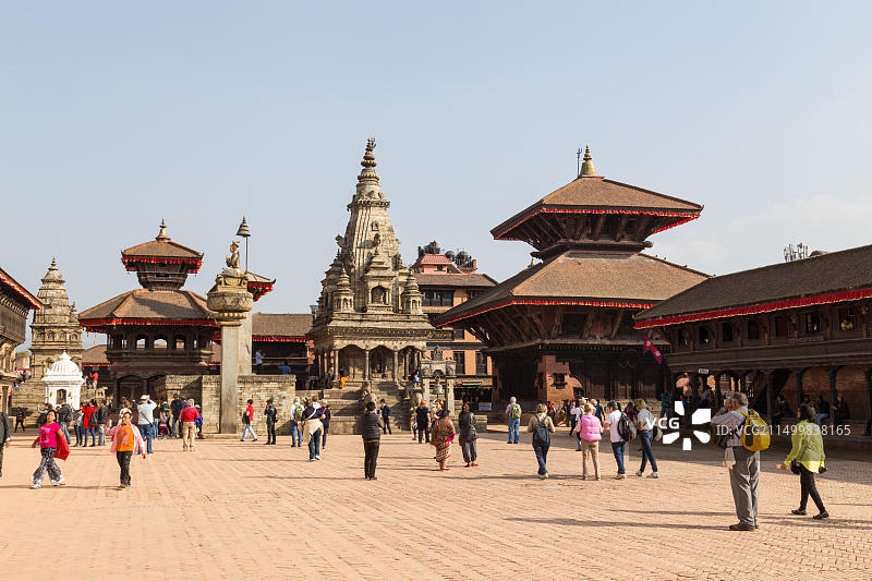 尼泊尔巴克塔普尔杜巴广场上的人们图片素材