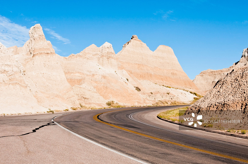恶地环线公路穿过南达科他州恶地国家公园的风景区图片素材