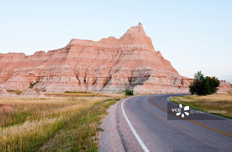 恶地环线公路穿过南达科他州恶地国家公园的风景区图片素材