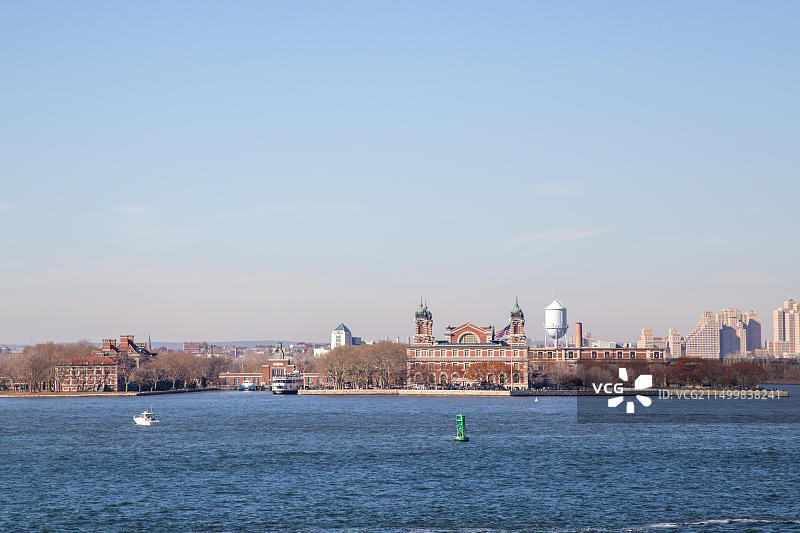 美国纽约：纽约港历史悠久的埃利斯岛景观图片素材