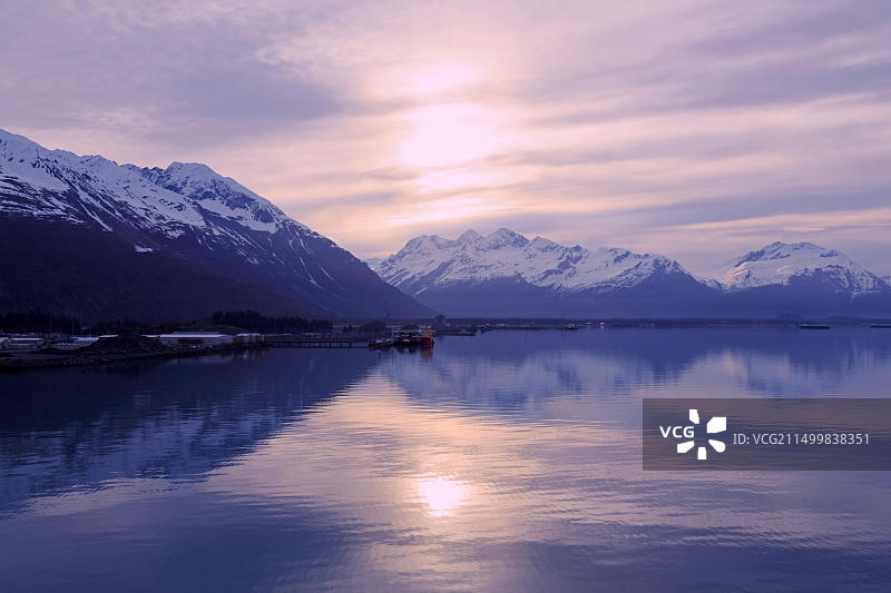美国阿拉斯加州威廉王子湾瓦尔迪兹日出图片素材