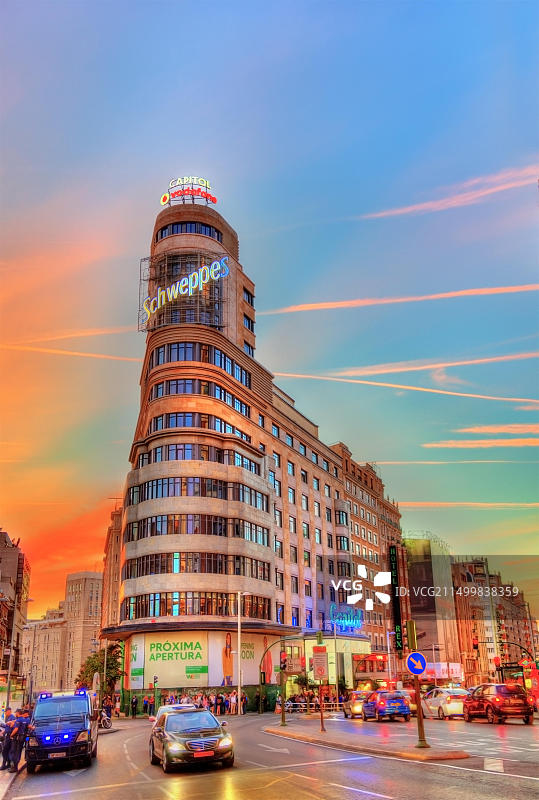 西班牙马德里格兰大道上的卡里翁大厦图片素材