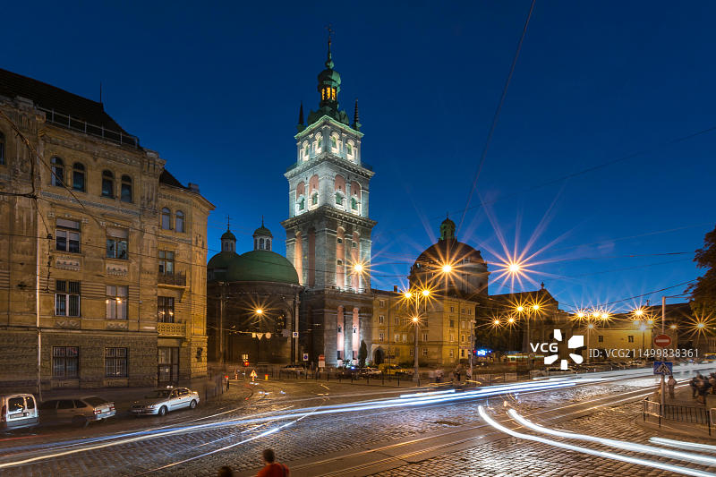 蓝色时刻的利沃夫老城和圣母升天教堂钟楼景色，乌克兰图片素材