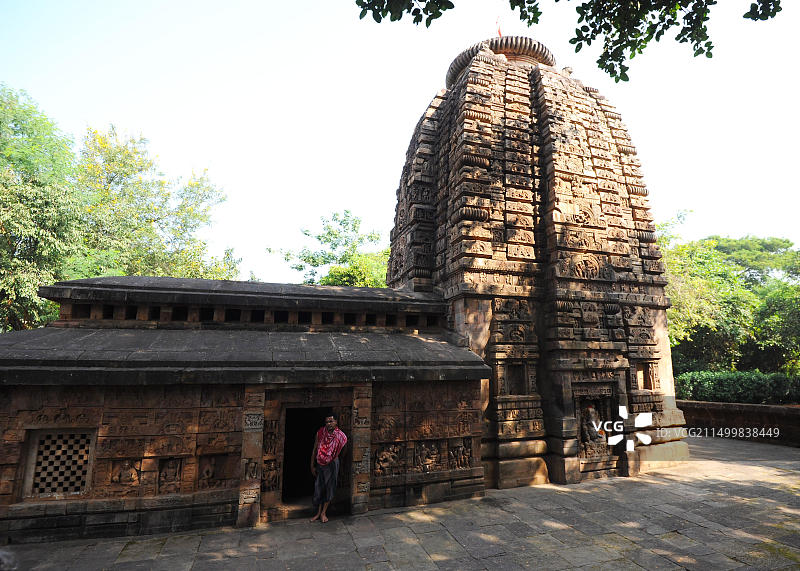 站在印度奥里萨邦布巴内斯瓦尔最古老的帕拉舒拉梅什瓦拉神庙入口处的牧师图片素材