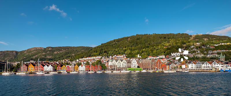 北海布吕根港的彩色木屋与帆船图片素材