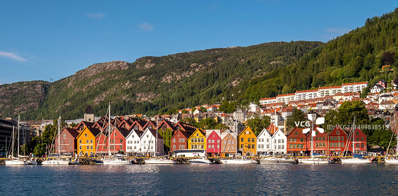 北海布吕根港的彩色木屋与帆船图片素材
