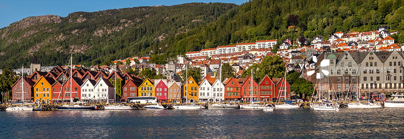 北海布吕根港的彩色木屋与帆船图片素材