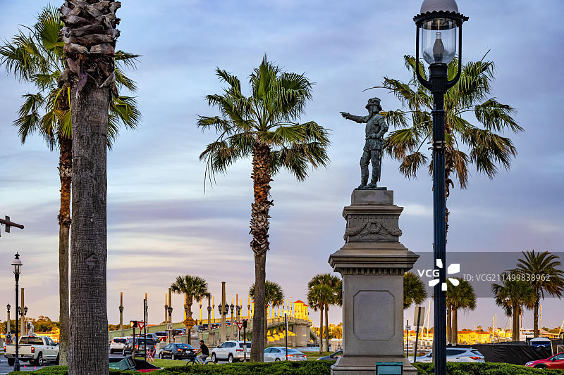 美国佛罗里达州圣奥古斯丁历史街区A1A公路旁蓬塞德莱昂环岛上的胡安·庞塞·德莱昂雕像,位于马坦萨斯湾,日落时分图片素材