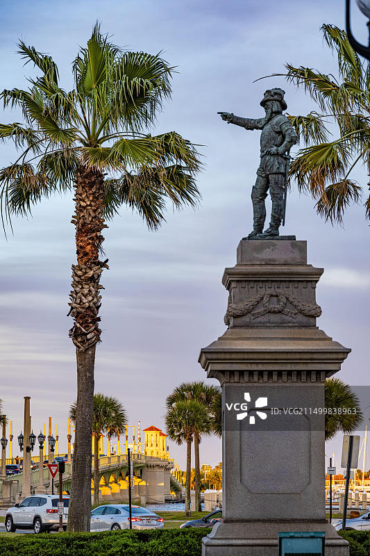 美国佛罗里达州圣奥古斯丁历史街区A1A公路旁蓬塞德莱昂环岛上的胡安·庞塞·德莱昂雕像，位于马坦萨斯湾，日落时分图片素材