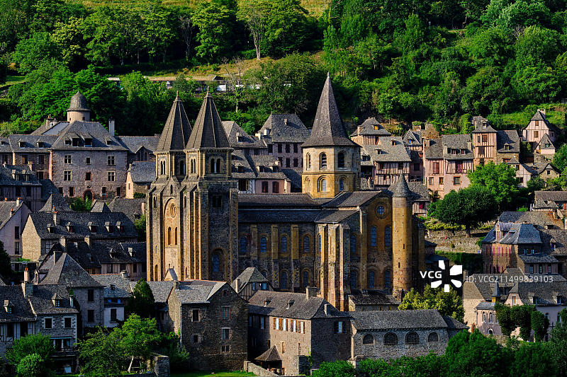法国阿韦龙省孔克：法国最美村庄，圣地亚哥朝圣之路，圣富瓦修道院教堂图片素材