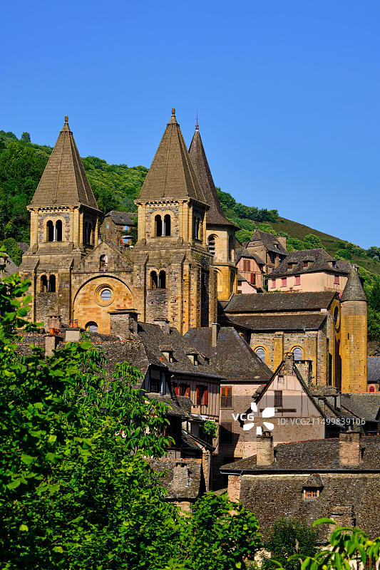 法国阿韦龙省孔克：法国最美村庄，圣地亚哥朝圣之路，圣富瓦修道院教堂图片素材