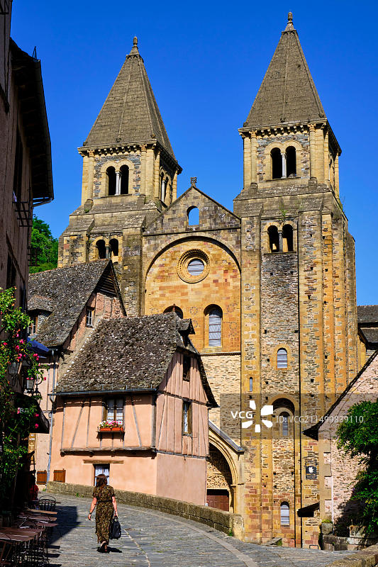 法国阿韦龙省孔克：法国最美村庄，圣地亚哥朝圣之路，圣富瓦修道院教堂图片素材