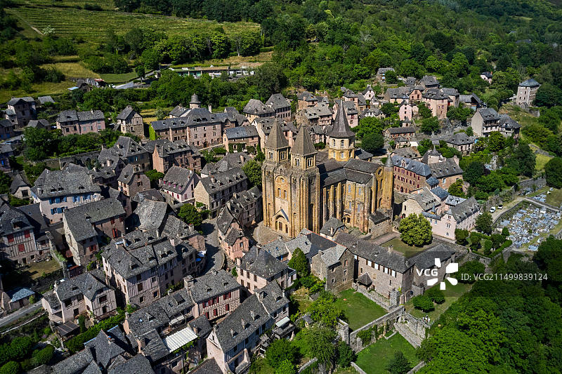 法国阿韦龙省孔克：法国最美村庄，圣地亚哥朝圣之路，圣富瓦修道院教堂图片素材