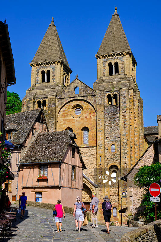 法国阿韦龙省孔克：法国最美村庄，圣地亚哥朝圣之路，圣富瓦修道院教堂图片素材