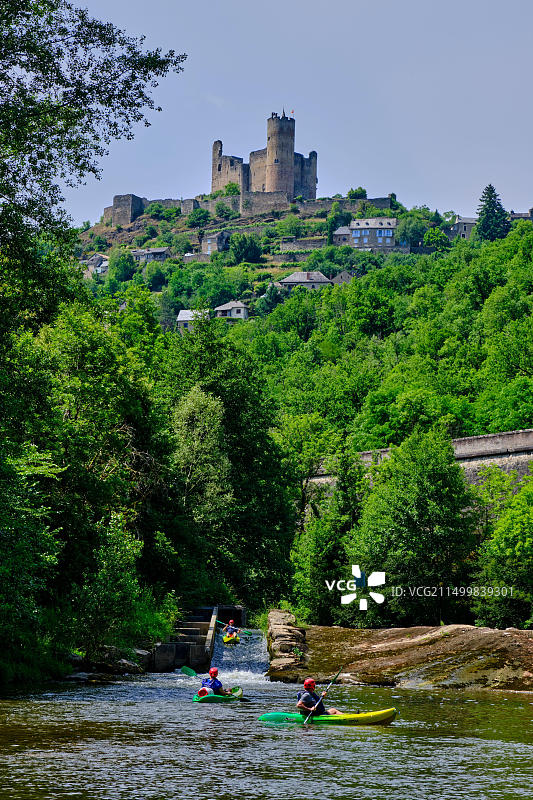 法国阿韦龙省纳雅克：法国最美村庄之一，阿韦龙河上的皮划艇图片素材