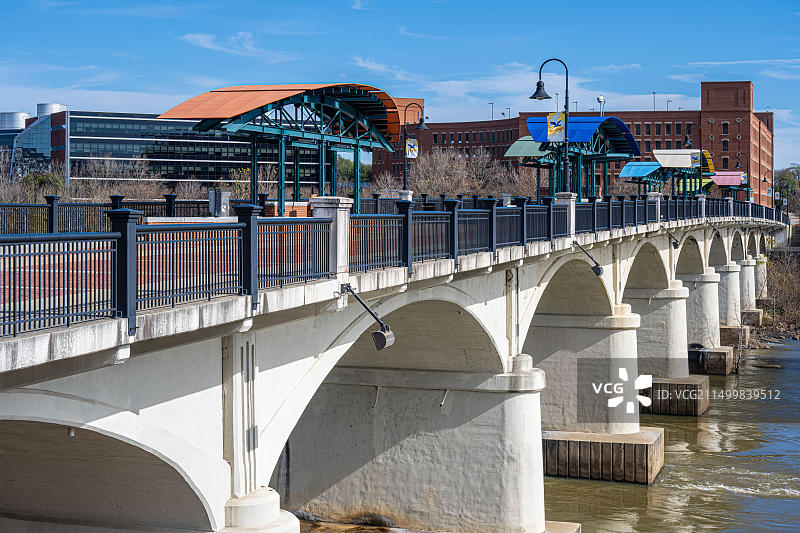 哥伦布和菲尼克斯城之间跨越查塔胡奇河的第14街人行天桥（美国）图片素材