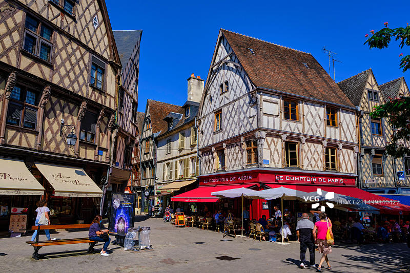 法国谢尔省布尔日市中心戈尔丹广场的半木结构房屋图片素材