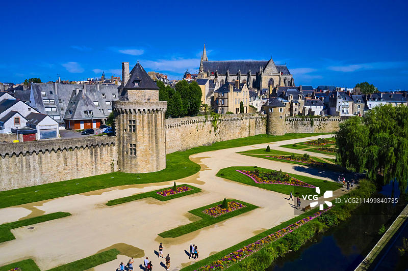 法国莫尔比昂省瓦纳：瓦纳的城墙和花园全景图片素材